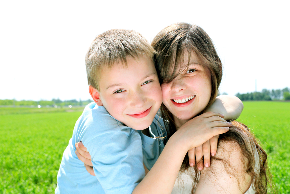 Brother sister and girl. Брат. Дети половые отношения брат и сестра. Фото голые брат и сестра. Ин ц е с т брат и сестра.