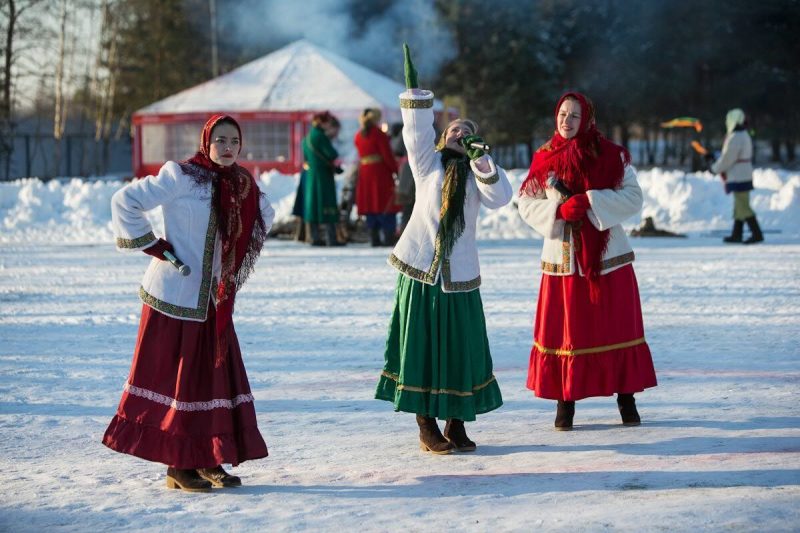 Русские песни на масленицу в современной обработке. Обрядовый фольклор Масленица. Наряд на Масленицу. Игры на Масленицу. Русские народные костюмы на Масленицу.