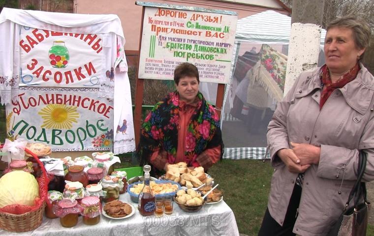 Сценарии сельские. Встреча гостей на сельском подворье. Выставка сельское подворье Сухиничи. Конкурс по Псковской области сельское подворье. Деревенское подворье знак.