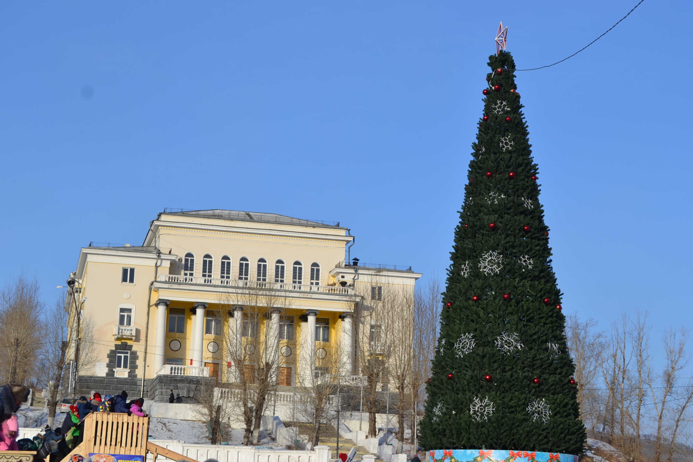 Новогодние края. Петровск-Забайкальский площадь Ленина. Елка на площади Петровск Забайкальский. Петровск-Забайкальский, ёлка 2020... Петровск-Забайкальский, ёлка на площади 2020.