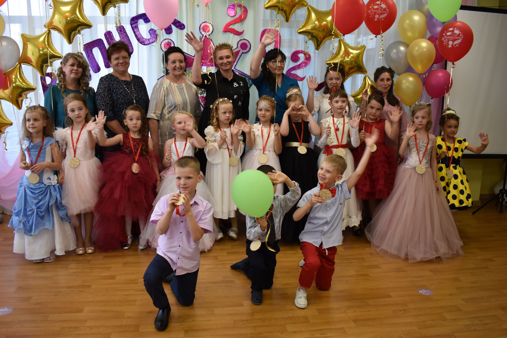 выпускные утренники в детсадах пройдут без родителей фото. звездный выпуск фото детей в детском саду. стилизованные выпускные в детском саду. сценка на выпускной в детском саду. выпускном утреннике.