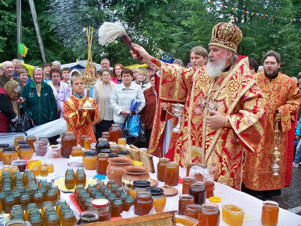 Цвет облачения на медовый спас. Медовый спас (первый спас - Маковия). С праздником медовый спас. Медовый спас освящение меда в храме. Медовый спас Стародуб.